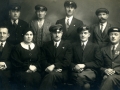 Feliks Mizera (pierwszy od prawej w dolnym rzędzie) w gronie puławskiego Zarządu Polskiej Organizacji Wojskowej, lata 30. XX w., fot. za zbiorów Lecha Marczaka